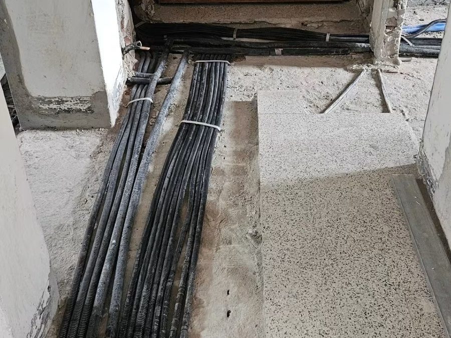 Tubi corrugati per i cavi elettrici a pavimento, in una ristrutturazione a Torvaianica