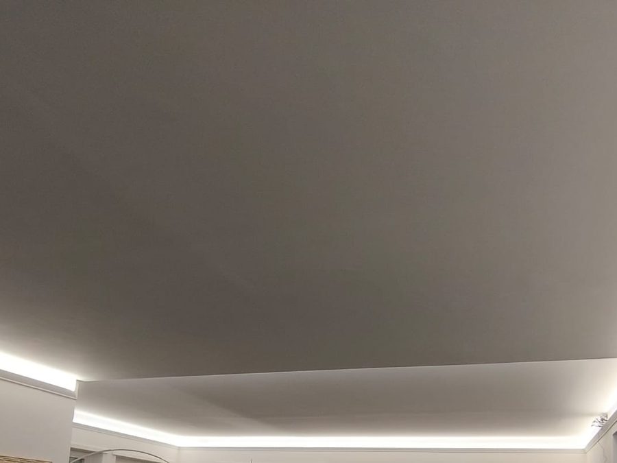 Controsoffitto con luce a LED in un soggiorno a Marino